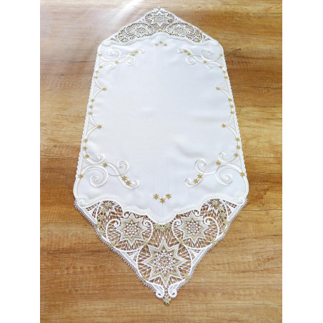 Eleganter weißer Tischläufer mit goldener Stickerei und sternförmiger Plauener Spitze auf Holztisch.