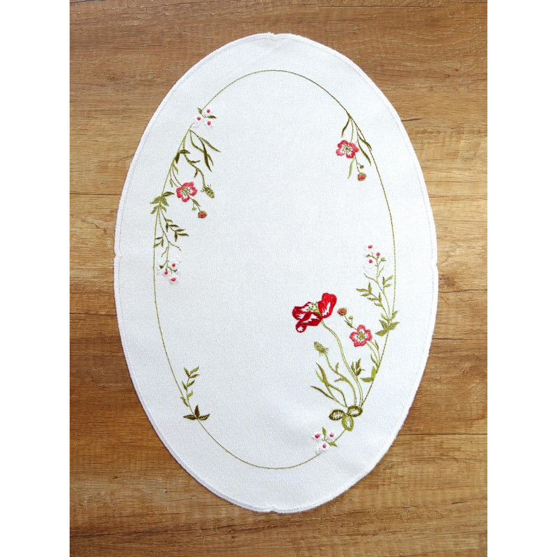 Großes ovales Tischset in Weiß mit detailreicher roter Mohnblumen- und Wiesenblumen-Stickerei für den Esstisch.