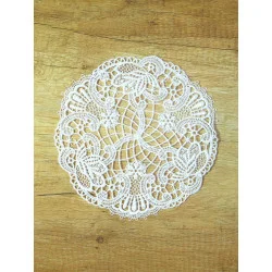 Klassische runde Spitzendecken Carolin aus naturfarbener Plauener Spitze
