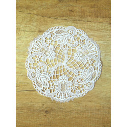 Runde Spitzendecke aus feiner Plauener Spitze mit elegantem Ornament-Muster auf Holz.