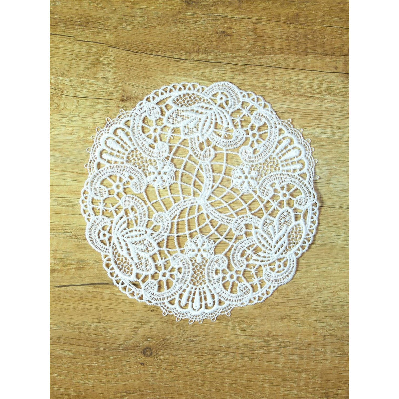 Runde Spitzendecke aus feiner Plauener Spitze mit elegantem Ornament-Muster auf Holz.