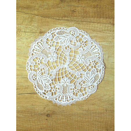 Runde Spitzendecke aus feiner Plauener Spitze mit elegantem Ornament-Muster auf Holz.