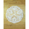 Runde Spitzendecke aus feiner Plauener Spitze mit elegantem Ornament-Muster auf Holz.
