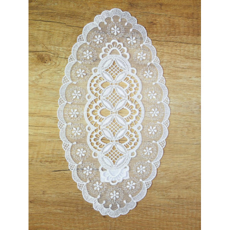 Ovale Spitzen-Tischdecke aus cremeweißer Plauener Spitze, florale Muster & Gitter, auf Holz. Dekorative Heimtextilien.