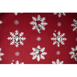 Detailbild des Dekokissen aus festem Webstoff mit winterlichem Allover-Muster aus Schneeflocken und kleinen Weihnachtswichteln.