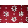 Detailbild des Dekokissen aus festem Webstoff mit winterlichem Allover-Muster aus Schneeflocken und kleinen Weihnachtswichteln.