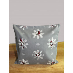 Graues Dekokissen aus festem Webstoff mit winterlichem Allover-Muster aus Schneeflocken und kleinen Weihnachtswichteln.
