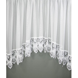 Weißer Bogenstore aus feinem Voile mit breiter Plauener Spitze Kante für elegante Fensterdekoration.