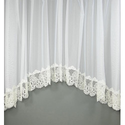 Halbtransparenter weißer Store mit bogenförmiger Plauener Spitze am Saum, elegante Heimtextilien für klassische Fenster.
