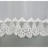 Detailaufnahme der weißen Plauener Spitze Lenja mit Spitzenkante und floralen Elementen, filigrane Heimtextilien.
