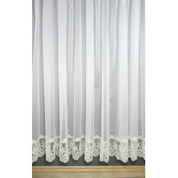 Lichtdurchlässige Gardine Lenja in Weiß, Store mit kunstvoller Luftspitze und floralen Stickereien für ein helles Heim.
