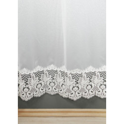 Detailansicht der cremeweißen Plauener Spitze Lenja am unteren Saum, hochwertiger Voile-Stoff für klassische Fensterdeko.