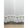 Detailansicht der cremeweißen Plauener Spitze Lenja am unteren Saum, hochwertiger Voile-Stoff für klassische Fensterdeko.