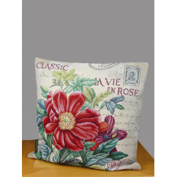 Quadratische Gobelin-Kissenhülle Classic Rose mit floralem Muster vor neutralem Hintergrund.