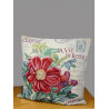 Quadratische Gobelin-Kissenhülle Classic Rose mit floralem Muster vor neutralem Hintergrund.