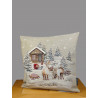Festliches Gobelinkissen mit winterlichem Waldmotiv, Holzhütte und zwei Rentieren aus robustem Webstoff.