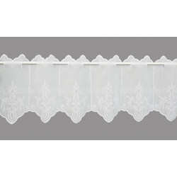 Weiße Plauener Spitze Kurzgardine mit floraler Stickerei und Bogensaum, ideal als klassische Heimtextilien für das Fenster.