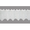 Weiße Plauener Spitze Kurzgardine mit floraler Stickerei und Bogensaum, ideal als klassische Heimtextilien für das Fenster.