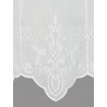 Detailaufnahme der weißen Plauener Spitze Stickerei mit feinem Rautenmuster und filigranem Bogenrand für elegante Heimtextilien.