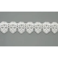 Ansprechende Plauener Spitzengardine mit naturweißen Spitzenornamenten in 11 cm Höhe.