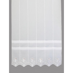 Detailansicht der unteren Hälfte einer weißen Raffgardine mit Ginkgo-Stickerei und Wellensaum. Plauener Spitze.