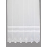 Detailansicht der unteren Hälfte einer weißen Raffgardine mit Ginkgo-Stickerei und Wellensaum. Plauener Spitze.