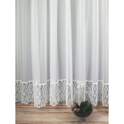 Weißer Store-Vorhang aus feinem Sable mit breiter Plauener Spitze in Wellenoptik für gemütliche Heimtextilien.