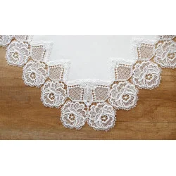 Tischdeckenserie Saskia mit Plauener Spitze Detail