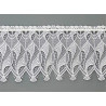 Freigestellte Kurzgardine aus naturweißer Plauener Spitze mit eleganten geschwungenen Musterelementen.