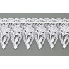 Weiße Scheibengardine aus Plauener Spitze mit elegantem Lilienmuster als edler Sichtschutz am Fenster. 20 cm hoch