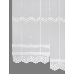 Modern besticktes Raffrollo Dana, Halbtransparenter Clipstore in Weiß, feiner Voilestoff mit modernen Längsstreifen-Details am Fenster.