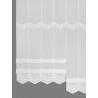 Modern besticktes Raffrollo Dana, Halbtransparenter Clipstore in Weiß, feiner Voilestoff mit modernen Längsstreifen-Details am Fenster.