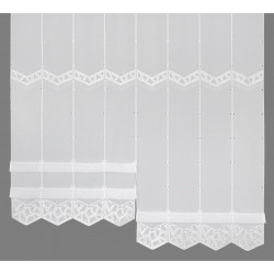 Weiße Raffgardine aus Plauener Spitze, halbtransparentes Design mit dezentem Kästchen-Mustern und Wellensaum.