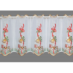 Weiße Plauener Spitze Kurzgardine mit nostalgischem Schaukelpferd-Motiv, roten Schleifen und goldenen Glocken im Fenster.