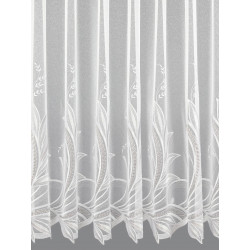 Detailansicht Stickereigardine Esmé, hochwertiges Sablé-Gewebe in Weiß mit eleganten Blatt-Motiven am Saum.