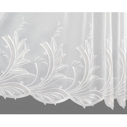 Nahaufnahme Plauener Spitzenstickerei Esmé, zarte Ornamente auf weißem Sablé, Qualität "Made in Germany".