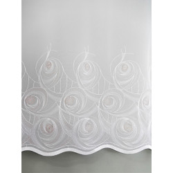 Nahaufnahme der Plauener Spitze: Detailansicht der kreisförmigen Stickerei und Wellenkante des weißen Stores.