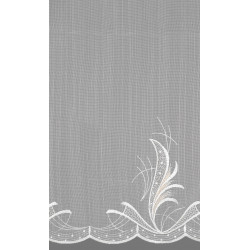 Detailansicht weiße halbtransparente Gardine mit geschwungenem Saum und Feder-Stickerei; feine Plauener Spitze Optik.