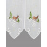 Detailansicht der winterlichen Hirsch- und Tannenbaum-Stickerei mit goldenen Sternen auf weißem Stoff.