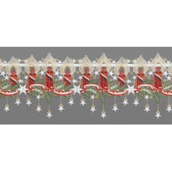 Nahaufnahme von edler Plauener Spitze mit roten Weihnachtskerzen und feiner Festtags-Stickerei.