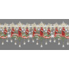 Nahaufnahme von edler Plauener Spitze mit roten Weihnachtskerzen und feiner Festtags-Stickerei.