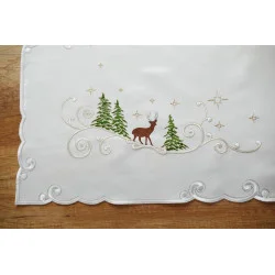 Stickerei-Mitteldecke Winterhirsch Motivansicht