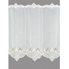 Halbtransparente weiße Scheibengardine aus Voile mit Wintermotiv und spitz zulaufendem Abschluss.