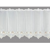 Halbtransparente Scheibengardine mit weiß-grüner Winterdorf-Stickerei, weihnachtliche Heimtextilien.
