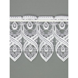 Nahaufnahme weißer Plauener Spitze: Filigrane Scheibengardine mit geschwungenem Ornament-Muster.