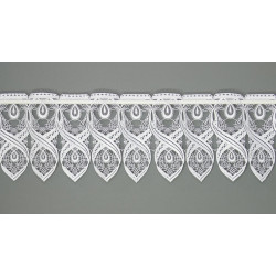 Elegante weiße Spitzengardine Bella auf dunkelgrauem Grund abgebildet.