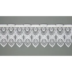 Elegante weiße Spitzengardine Bella auf dunkelgrauem Grund abgebildet.