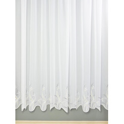 Detailansicht Sancia Store aus Plauener Spitze in Weiß mit elegantem, gewelltem Abschluss und floraler Stickerei.