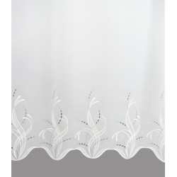 Nahaufnahme der feinen Stickerei und der Stickereikante der Sancia Gardine, hochwertige Heimtextilien-Qualität.