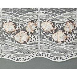 Nahaufnahme von feiner Plauener Spitze mit filigranen Fischen in Beige-Braun für maritime Heimtextilien.